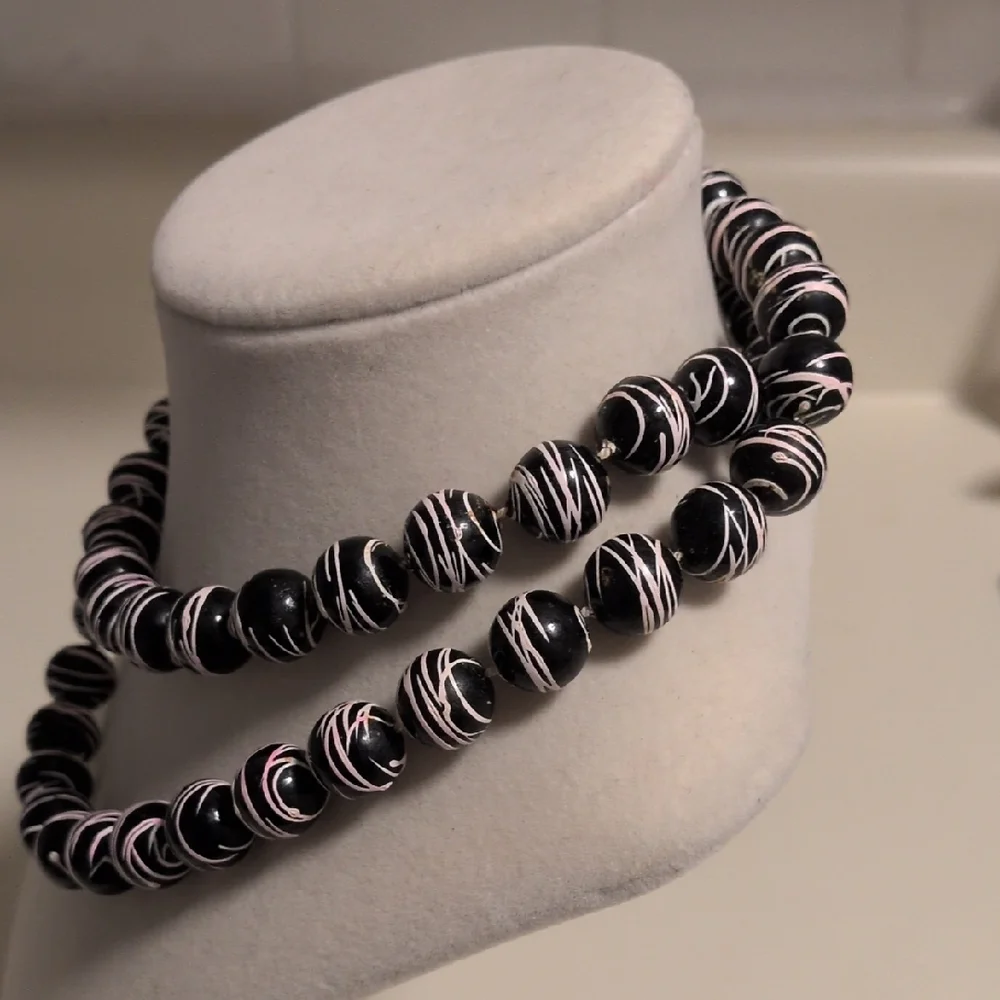 Elegant Black‎ With White And Light Pink Paint Stripes Beaded Costume Necklace